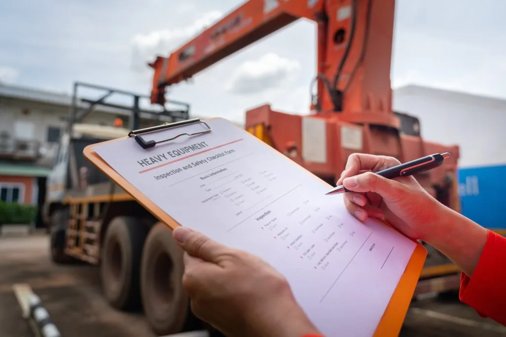 קיסר מנופים ושינוע מבצעת עבודות הרמה ושינוע מורכבות